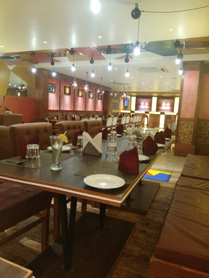 Silver Spoon Bar & Restaurant - Bar in Hazratganj, 