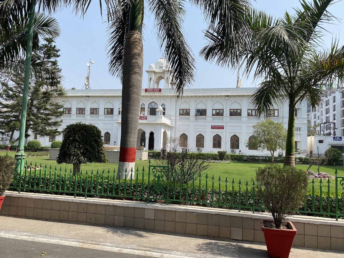 King George's Medical University - College in Chowk, 