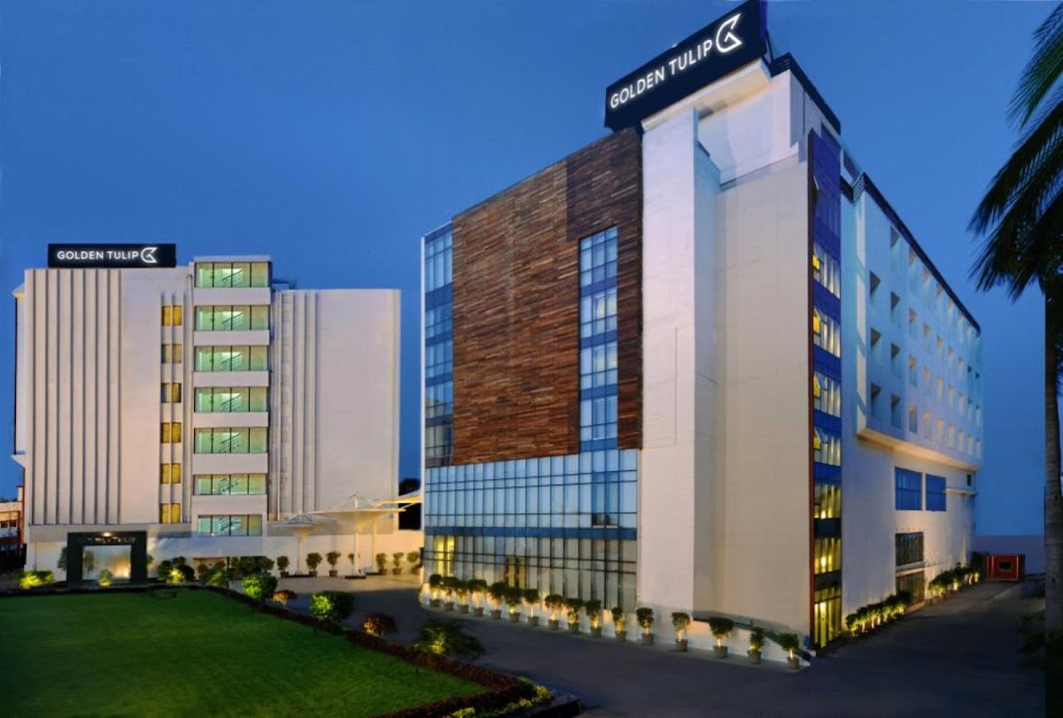 Golden Tulip - Hotel in Husainganj, 