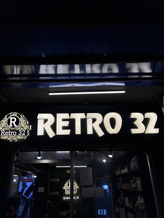 Retro Cafe 32 - Restaurant in Hazratganj, 
