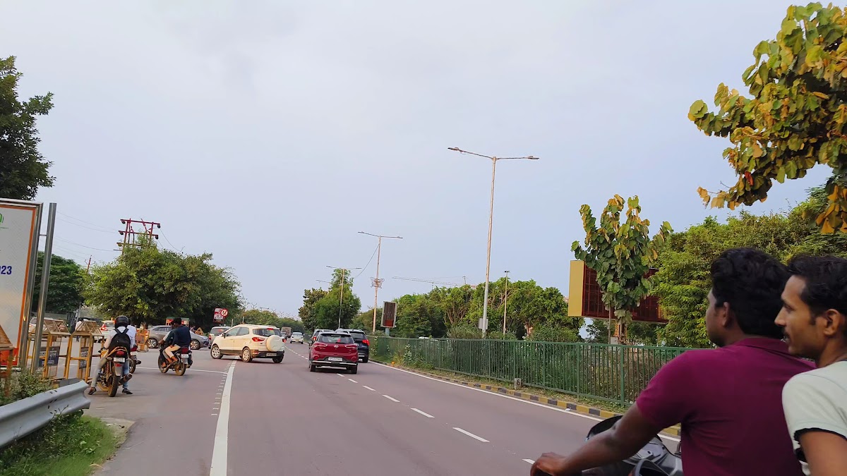 Cantt Road Lucknow - Driving School in The Mall Avenue, 