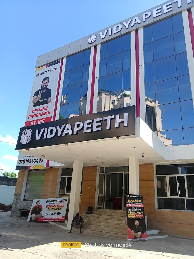 Physics Wallah Vidyapeeth Lucknow YMCA | IIT JEE, NEET & Foundation Classes - Coaching Centre in Rana Pratap Marg, 
