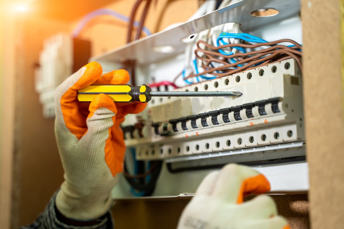 Duty Hour - Electrician in Hazratganj, 