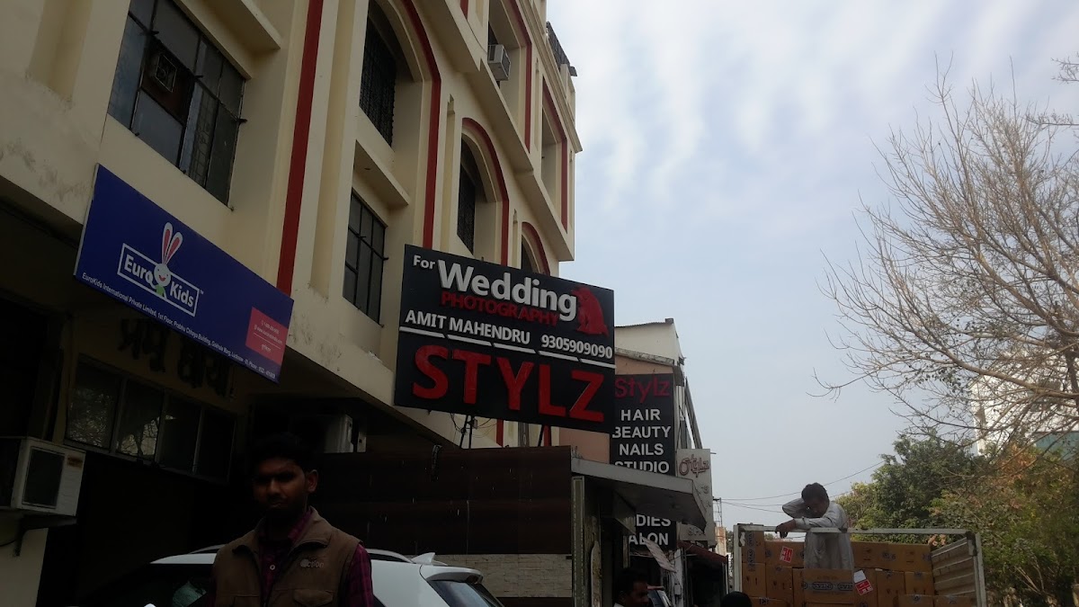 Stylz Unisex Beauty Salon - Salson in Butler Colony, 