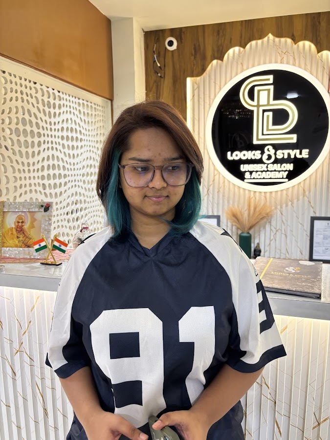 Looks & Style Unisex Salon - Salon in Mahanagar, 